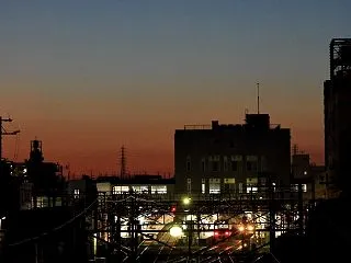 細い月がかすかに輝く早朝の京成津田沼駅