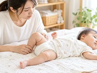 向き癖がある赤ちゃんの股関節脱臼：おむつ…