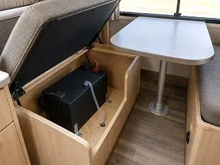 キャンピングカーの鉛バッテリー｜硫化水素…