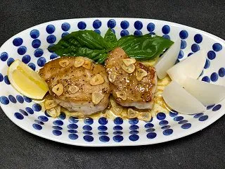 カジキのほほ肉をガーリックバターステーキ…