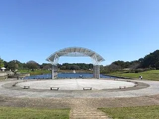 水のステージと秋の空