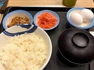 朝から特盛りご飯をおかわり