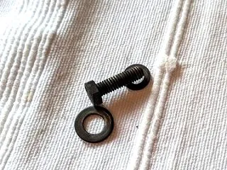 椅子のボルトが外れたので、取り付ける。