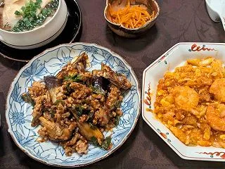 麻婆茄子・エビチリの晩ご飯と 秋明菊の花…