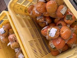 もう富有柿のシーズンか人気の織部の里にて