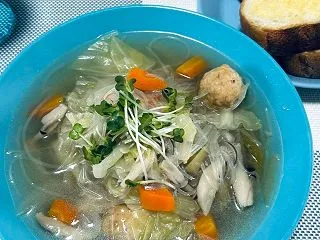 野菜スープとバケット＆ベーグルのゲイの朝…