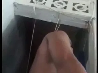 男が子供の前で首を吊る