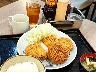 ソースが2種類！お手頃価格「とんかつ 坂…