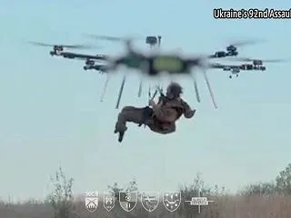 ウクライナ軍、「世界初」大型ドローンで空…