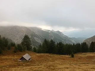 下山も楽しむ避難小屋泊ハイキング