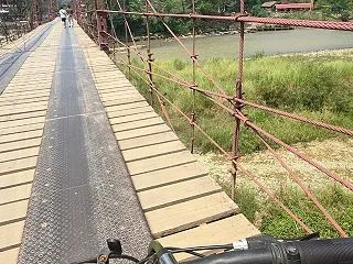 ラオス・バンビエン｜絶景の中をサイクリン…