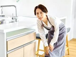 膝の内側が痛いのはなぜ？歩き始めや階段で…