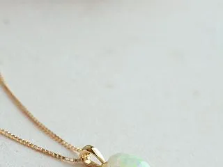 10月の誕生石オパールのネックレスです。