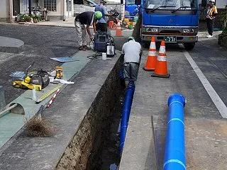 店の前で水道工事が始まりました