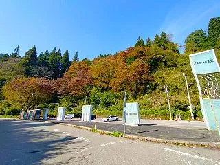 温泉街も色づいてきました