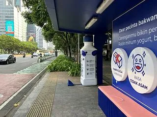 近くのバス停が改装とある特別な風景