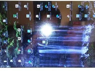 強風８m/s晴・／デスクトップ画面が横倒…