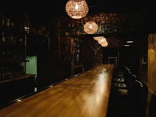 さすがにそろそろ「行きつけの店」の一つや…