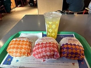 ボリュームたっぷりのチキンバーガーシリー…