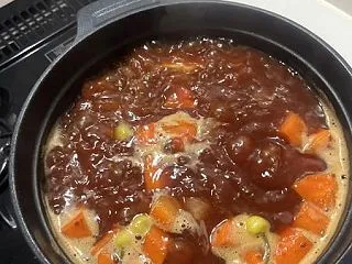 カレー作ってるんやがなんかすごい色してる