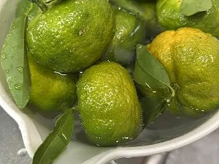 生のシークヮーサーで、よもぎ蒸し後もお風…