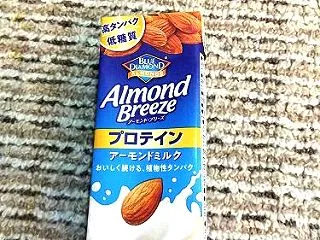 プロテイン入りアーモンドミルク