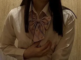 デパートのトイレでこっそりオナニーしちゃ…
