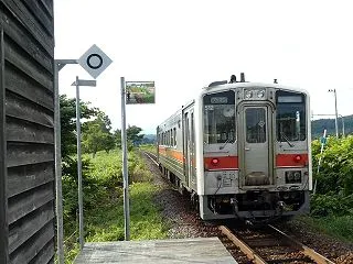 【立入禁止】木造の待合室が倒壊寸前の「北…