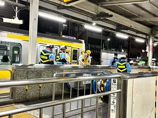 中央・総武線各駅停車 荻窪駅で人身事故 …