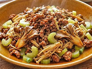 【DAIGOも台所】きのこと挽肉の炒め物…