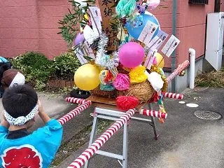 稲刈りが終わった田舎の小道に響かないもの…