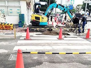 ま～た煉瓦舗道を掘り返してる・・・