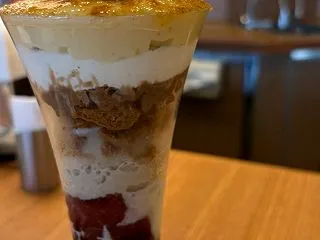 カシスと楽しむ栗のブリュレパフェ