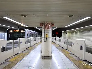 人影のない小田急新宿駅