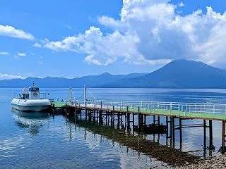 遊覧船でクリアな水中観察へ！エゾウグイと…