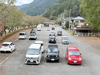 遠く山間部の小さな町に来た・・・公園の駐…