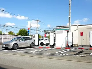 高速ICから住宅街のコンビニへ。テスラが…