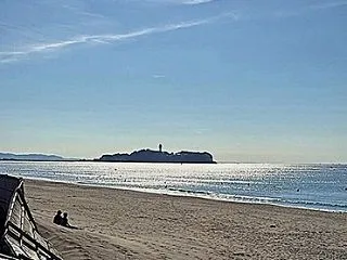 江ノ島が今船出する沖の秋