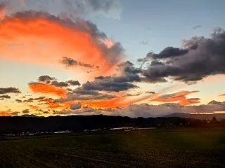 強風に逆らって歩く