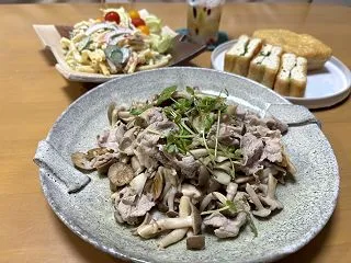 豚肉ときのこのガーリック炒め☆マカロニサ…