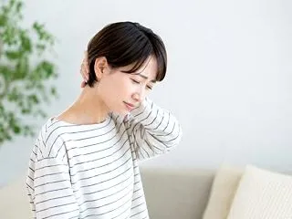 首を反らすと腕が痛い・指先がしびれるのは…