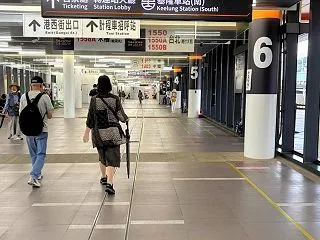 基隆のバス乗り場は鉄道駅と直結