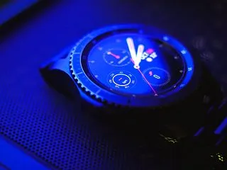 表と裏で太陽光を受けて充電するAmazf…