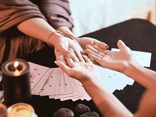 その言葉、信じるに値しますか？占い師に惑…