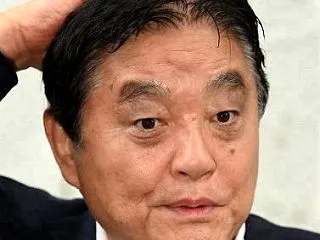 【悲報】名古屋市長、アイドルとの集合写真…