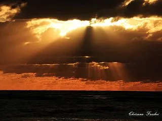 曇りの日本海の夕暮れ