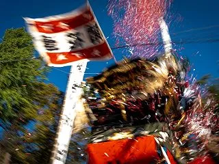 日本で一番大量に紙吹雪が舞う祭礼 - 拳…