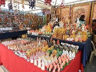 背中や舌にくぎなど刺して奇祭と呼ばれるタ…