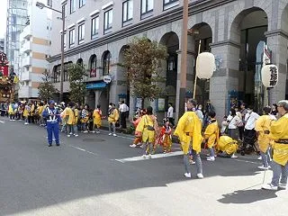 道空くを待ちてゆっくり山車進む／歩道橋に…