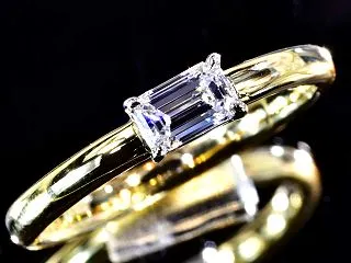 エメラルドカットダイヤモンドリング ヨコ…